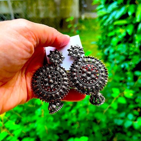 Elegant Silver Rustic Earrings- new in box - Picture 1 of 5